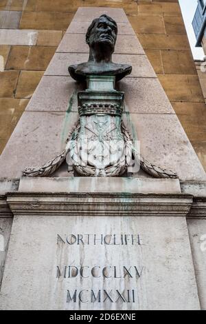 Memorial Bust to Lord Northcliffe at St Dunstans in the West Church, Fleet Street, London, inscription Northcliffe MDCCCLXV - MCMXXII Designed Lutyens Stock Photo