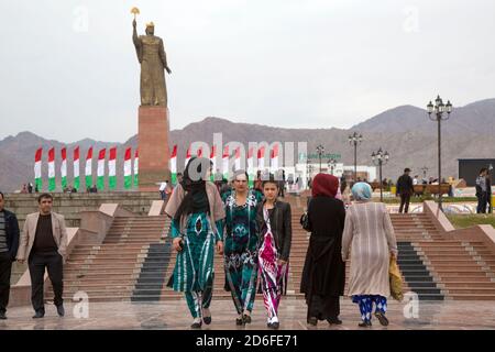 Khujand city, Tajikistan. 22nd March, 2015. View of the statue of Ismail Somoni is located in Somoni park on the northern bank of the Syr Darya river in Khujand city, Tajikistan Republic