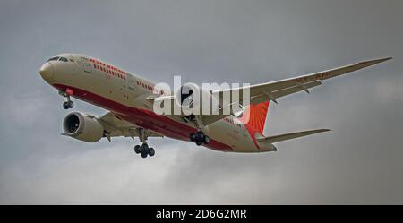 Air India Boeing 787 Dreamliner VT-ANI on final approach to London-Heathrow Airport LHR Stock Photo