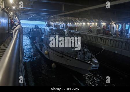 (PHILIPPINE SEA Oct. 6, 2020) Patrol Boat (PB) Mk VI assigned to Task Force 75 (CTF 75) embark amphibious dock landing ship USS Comstock (LSD 45) in preparation for MK VI patrol boats integration, Oct. 4, 2020. Maritime Expeditionary Security Force and Explosive Ordnance Disposal Mobile Unit Sailors assigned to Commander, Task Force 75 (CTF 75) embarked and are conducting integrated littoral maritime security operations from the amphibious dock landing ship USS Comstock (LSD 45) with the Marines and Sailors already deployed as Task Force Ellis from I Marine Expeditionary Force. PB Mk VI provid Stock Photo