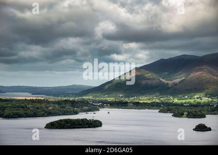 Stunning dramatic landscape image of view from Surprise View viewpoint in the Lake District overlooking Derwentwater with Skiddaw and Grisedale Pike i Stock Photo