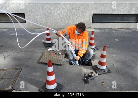 - Milano, posa del cavo della fibra ottica Wind   - Milan, Wind optical fiber cable laying Stock Photo