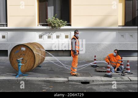 - Milano, posa del cavo della fibra ottica Wind   - Milan, Wind optical fiber cable laying Stock Photo