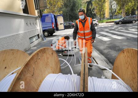 - Milano, posa del cavo della fibra ottica Wind   - Milan, Wind optical fiber cable laying Stock Photo