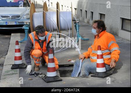 - Milano, posa del cavo della fibra ottica Wind   - Milan, Wind optical fiber cable laying Stock Photo