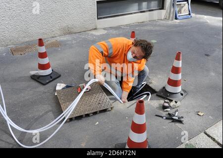 - Milano, posa del cavo della fibra ottica Wind   - Milan, Wind optical fiber cable laying Stock Photo