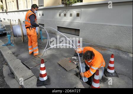 - Milano, posa del cavo della fibra ottica Wind   - Milan, Wind optical fiber cable laying Stock Photo