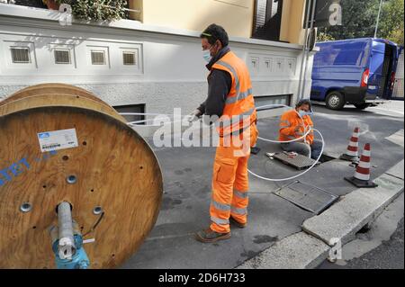 - Milano, posa del cavo della fibra ottica Wind   - Milan, Wind optical fiber cable laying Stock Photo