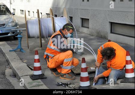 - Milano, posa del cavo della fibra ottica Wind   - Milan, Wind optical fiber cable laying Stock Photo