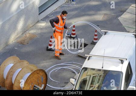 - Milano, posa del cavo della fibra ottica Wind   - Milan, Wind optical fiber cable laying Stock Photo