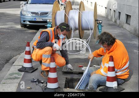 - Milano, posa del cavo della fibra ottica Wind   - Milan, Wind optical fiber cable laying Stock Photo