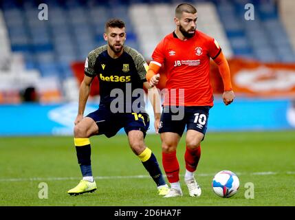 Stoke City's Tommy Smith (left) and Luton Town's Elliot Lee battle for the ball during the Sky Bet Championship match at Kenilworth Road, Luton. Stock Photo