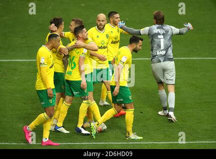 Norwich City's Jordan Hugill (left, top) celebrates scoring his side's second goal of the game from the penalty spot with team-mates during the Sky Bet Championship match at the AESSEAL New York Stadium, Rotherham. Stock Photo