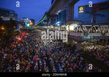 Bangkok, Thailand. 17th Oct, 2020. Thousands of protesters march along the Ladprao Junction during the demonstration. Anti-government protesters attend a large demonstration demanding the resignation of Thailand Prime Minister and the reform of the monarchy following a 'State Of Emergency' declared by Prime Minister Prayut Chan-o-cha. Credit: SOPA Images Limited/Alamy Live News Stock Photo