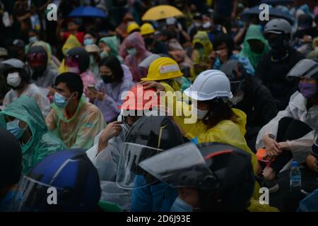 Bangkok, Thailand. 17th Oct, 2020. Volunteers keep the protesters safe. Prepare personal protective equipment such as helmets, protective masks, goggles, and umbrellas for protection if crowd control police. To dissolve the assembly. (Photo by Teera Noisakran/Pacific Press) Credit: Pacific Press Media Production Corp./Alamy Live News Stock Photo