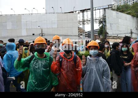 Bangkok, Thailand. 17th Oct, 2020. Protesters Wear personal protective equipment to prevent crowd control from police. To dissolve the assembly. (Photo by Teera Noisakran/Pacific Press) Credit: Pacific Press Media Production Corp./Alamy Live News Stock Photo