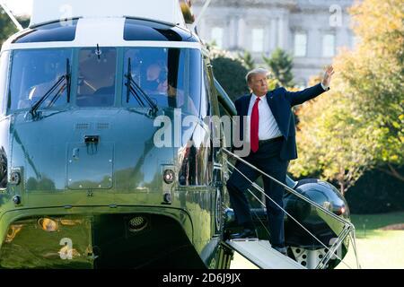 Washington, United States Of America. 14th Oct, 2020. President Donald J. Trump waves to White House interns gathered on the South Lawn of the White House as he boards Marine One Wednesday, Oct. 14, 2020, en route to Joint Base Andrews, Md. to begin his trip to Des Moines, Iowa People: President Donald Trump Credit: Storms Media Group/Alamy Live News Stock Photo