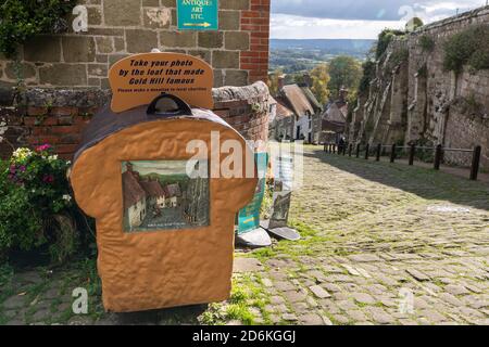 Hovis sign and Gold Hill Cobbled Street, aka Hovis Hill, Shaftesbury, Dorset Stock Photo