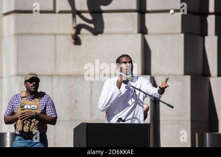 Philip Anderson tries to catch an egg thrown at him by alt-left protestors from Antifa during the 'Free Speech Rally' at the San Francisco Civic Center, on October 17, 2020 in San Francisco, California. Photo: Chris Tuite/ImageSPACE/Sipa USA Credit: Sipa USA/Alamy Live News Stock Photo