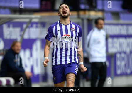 Aue, Germany. 18th Oct, 2020. Football: 2nd Bundesliga, FC Erzgebirge Aue - 1st FC Heidenheim, 4th matchday, at the Erzgebirgsstadion. Aue's Pascal Testroet is angry. Credit: Robert Michael/dpa-Zentralbild/dpa - IMPORTANT NOTE: In accordance with the regulations of the DFL Deutsche Fußball Liga and the DFB Deutscher Fußball-Bund, it is prohibited to exploit or have exploited in the stadium and/or from the game taken photographs in the form of sequence images and/or video-like photo series./dpa/Alamy Live News