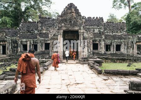 Buddhist monks in Angkor wat temple complex in Cambodia, Siem Reap Buddhist temple in Asia Stock Photo