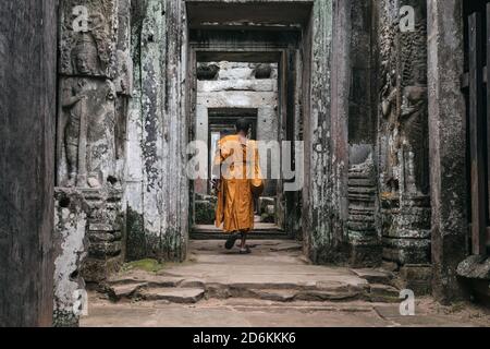 Buddhist monks in Angkor wat temple complex in Cambodia, Siem Reap Buddhist temple in Asia Stock Photo