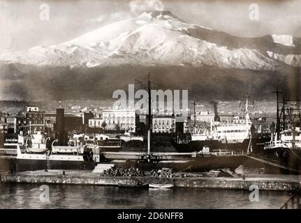 View of the city of Catania (Italy) and Etna volcano (1950) Stock Photo