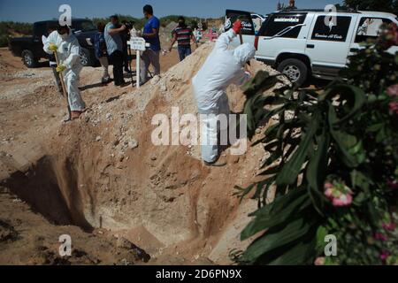 Ciudad Juarez, MEXICO. 5th may., 2020. Funeral employees buried the body of Pedro Lopez Leon who died of Covid 19 at IMSS # 66 in Ciudad Juarez, Mex. Stock Photo