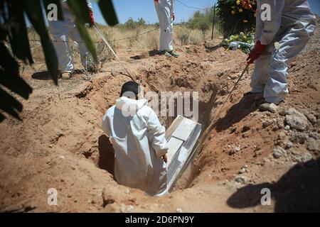 Ciudad Juarez, MEXICO. 5th may., 2020. Funeral employees buried the body of Pedro Lopez Leon who died of Covid 19 at IMSS # 66 in Ciudad Juarez, Mex. Stock Photo