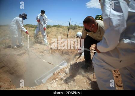 Ciudad Juarez, MEXICO. 5th may., 2020. Funeral employees buried the body of Pedro Lopez Leon who died of Covid 19 at IMSS # 66 in Ciudad Juarez, Mex. Stock Photo