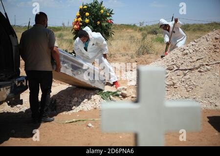 Ciudad Juarez, MEXICO. 5th may., 2020. Funeral employees buried the body of Pedro Lopez Leon who died of Covid 19 at IMSS # 66 in Ciudad Juarez, Mex. Stock Photo