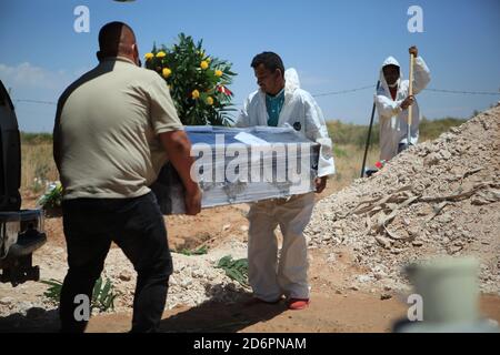 Ciudad Juarez, MEXICO. 5th may., 2020. Funeral employees buried the body of Pedro Lopez Leon who died of Covid 19 at IMSS # 66 in Ciudad Juarez, Mex. Stock Photo