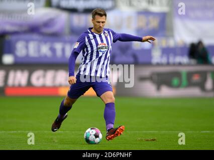 Aue, Germany. 18th Oct, 2020. Football: 2nd Bundesliga, FC Erzgebirge Aue - 1st FC Heidenheim, 4th matchday, at the Erzgebirgsstadion. Aues Sören Gonther plays the ball. Credit: Robert Michael/dpa-Zentralbild/dpa - IMPORTANT NOTE: In accordance with the regulations of the DFL Deutsche Fußball Liga and the DFB Deutscher Fußball-Bund, it is prohibited to exploit or have exploited in the stadium and/or from the game taken photographs in the form of sequence images and/or video-like photo series./dpa/Alamy Live News