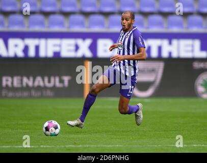 Aue, Germany. 18th Oct, 2020. Football: 2nd Bundesliga, FC Erzgebirge Aue - 1st FC Heidenheim, 4th matchday, at the Erzgebirgsstadion. Aues Louis Samson plays the ball. Credit: Robert Michael/dpa-Zentralbild/dpa - IMPORTANT NOTE: In accordance with the regulations of the DFL Deutsche Fußball Liga and the DFB Deutscher Fußball-Bund, it is prohibited to exploit or have exploited in the stadium and/or from the game taken photographs in the form of sequence images and/or video-like photo series./dpa/Alamy Live News