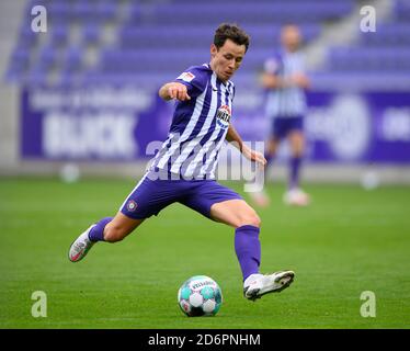 Aue, Germany. 18th Oct, 2020. Football: 2nd Bundesliga, FC Erzgebirge Aue - 1st FC Heidenheim, 4th matchday, at the Erzgebirgsstadion. Aues Clemens Fandrich plays the ball. Credit: Robert Michael/dpa-Zentralbild/dpa - IMPORTANT NOTE: In accordance with the regulations of the DFL Deutsche Fußball Liga and the DFB Deutscher Fußball-Bund, it is prohibited to exploit or have exploited in the stadium and/or from the game taken photographs in the form of sequence images and/or video-like photo series./dpa/Alamy Live News