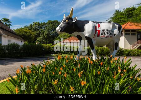 Huber's butchery life-size cow display outdoor with greenery surrounding it. Stock Photo