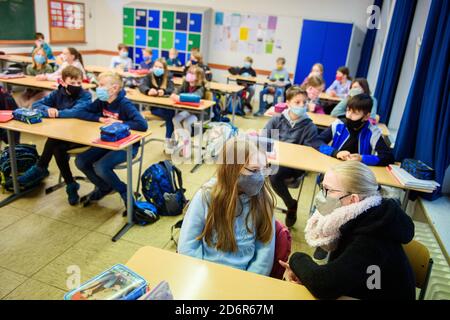 Kiel, Germany. 19th Oct, 2020. Pupils of a sixth grade at the Max Planck School in Kiel sit in their classroom during the first lesson after the autumn holidays, wearing a mask of everyday life. Credit: Gregor Fischer/dpa/Alamy Live News Stock Photo