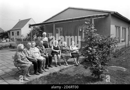 30 July 1984, Saxony, Eilenburg: Pensioners sit in front of their pensioners' club in the Eilenburg Ost residential area in the mid-1980s. Exact date of admission not known. Photo: Volkmar Heinz/dpa-Zentralbild/ZB Stock Photo