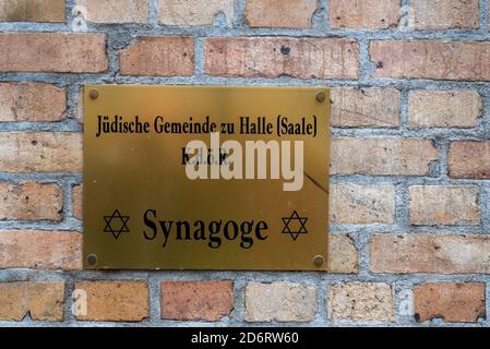 Halle, Germany. 09th Oct, 2020. At the entrance to the synagogue hangs a brass plaque with the inscription Jewish Community of Halle. The building was originally built in 1894 as the Tahara House from white and yellow bricks according to the plans of architects Gustav Wolff and Theodor Lehmann. Credit: Stephan Schulz/dpa-Zentralbild/ZB/dpa/Alamy Live News Stock Photo