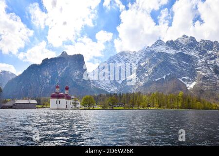 Schoenau, Deutschland. 19th Oct, 2020. Incidence at over 270! From tomorrow exit restrictions in Berchtesgadener Land. Archive photo: St.Bartholomae am Koenigssee, in the background the Watzmann, mountain range, massif, mountains, Alps, tourism, spring, landscape, weather image, Bavaria, lake Â | usage worldwide Credit: dpa/Alamy Live News Stock Photo