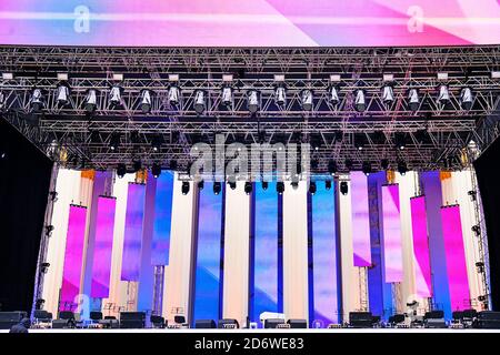 large empty rock concert stage Stock Photo - Alamy