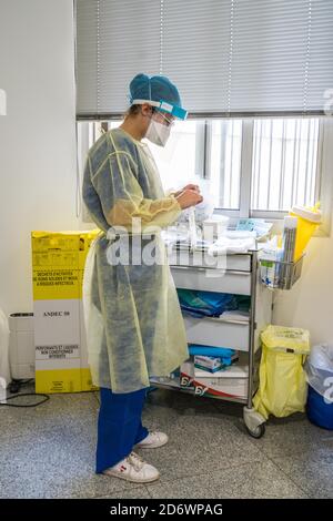 Nurse in a sampling room, Covid 19 screening tests, Center Médical Cosem Mirosmenil Paris. Stock Photo