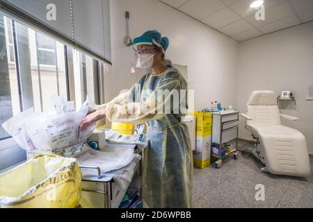 Nurse in a sampling room, Covid 19 screening tests, Center Médical Cosem Mirosmenil Paris. Stock Photo