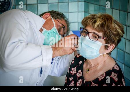 Woman in consultation with a general practitioner wearing a surgery mask, France, may 2020. Stock Photo