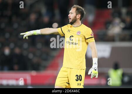 Hamburg, Germany. 19th Oct, 2020. Football: 2nd Bundesliga, 4th matchday, FC St. Pauli - 1st FC Nürnberg, at the Millerntor stadium. St. Paulis goalkeeper Robin Himmelmann gesturing. Credit: Selim Sudheimer/dpa - IMPORTANT NOTE: In accordance with the regulations of the DFL Deutsche Fußball Liga and the DFB Deutscher Fußball-Bund, it is prohibited to exploit or have exploited in the stadium and/or from the game taken photographs in the form of sequence images and/or video-like photo series./dpa/Alamy Live News Stock Photo