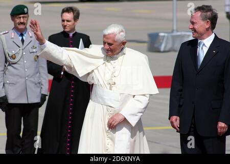 World Youth day in Germany , Cologne, 18.8.2005, Pope Benedict XVI and Federal President Horst Koehler at the airport Stock Photo