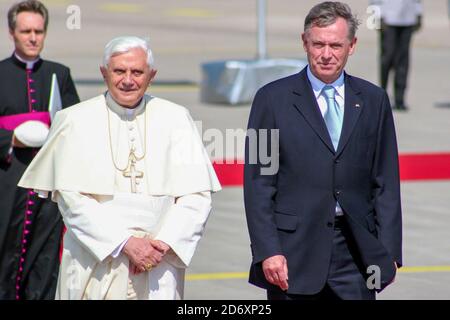 World Youth day in Germany , Cologne, 18.8.2005, Pope Benedict XVI and Federal President Horst Koehler at the airport Stock Photo