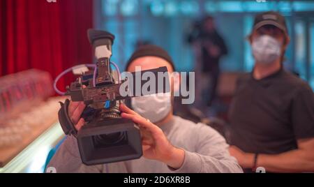 masked journalists interviewing during a pandemic. Covid-19 Stock Photo