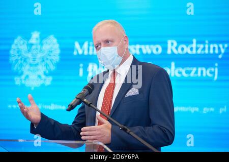 Warsaw, Mazovian, Poland. 20th Oct, 2020. Press Conference MARLENA MALAG, Minister of Family and Social Policy and Doctor MICHAL SUTKOWSKI .in the picture: MICHAL SUTKOWSKI Credit: Hubert Mathis/ZUMA Wire/Alamy Live News Stock Photo