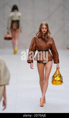 cara delevingne runway burberry